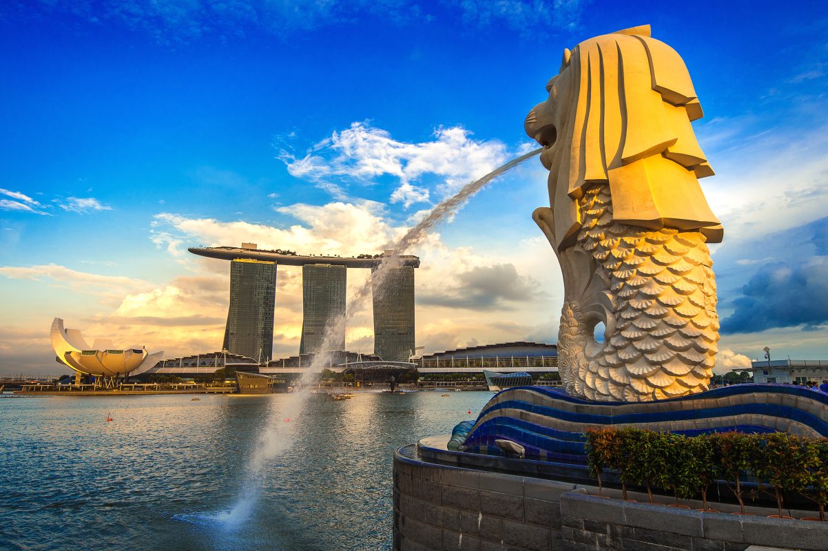 merlion statue cityscape singapore